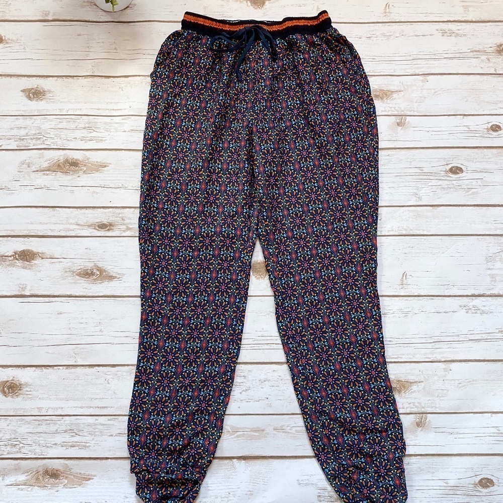 Lily White Geometric Flower Print Jogger